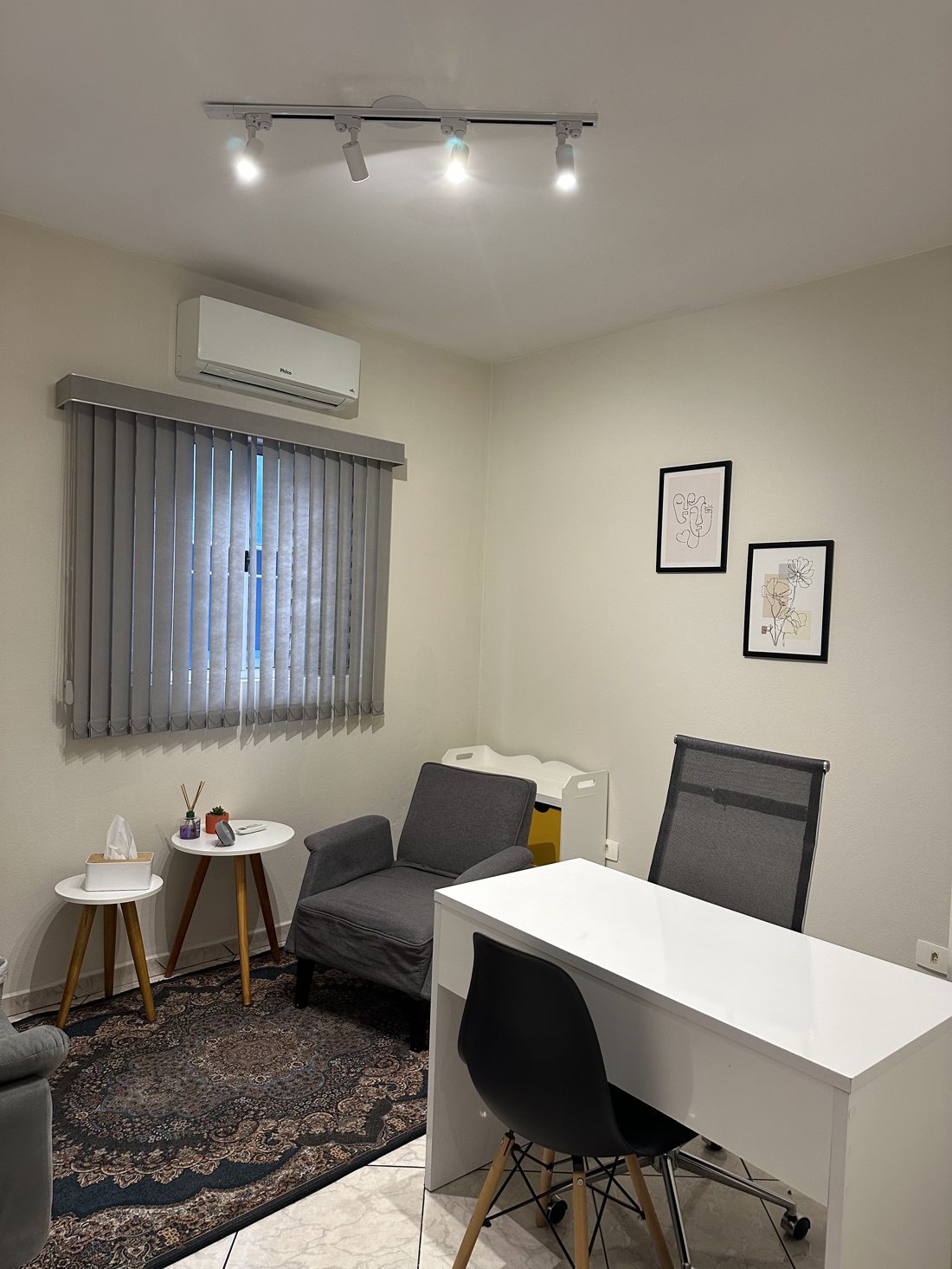 Consultório com mesa de atendimento