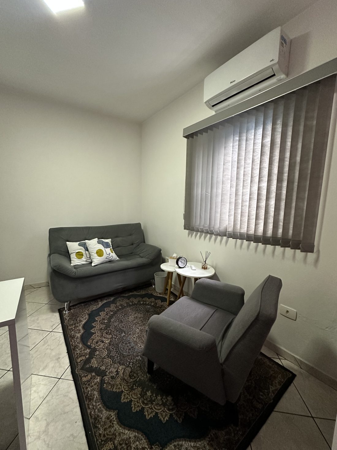 Sala de atendimento com sofá