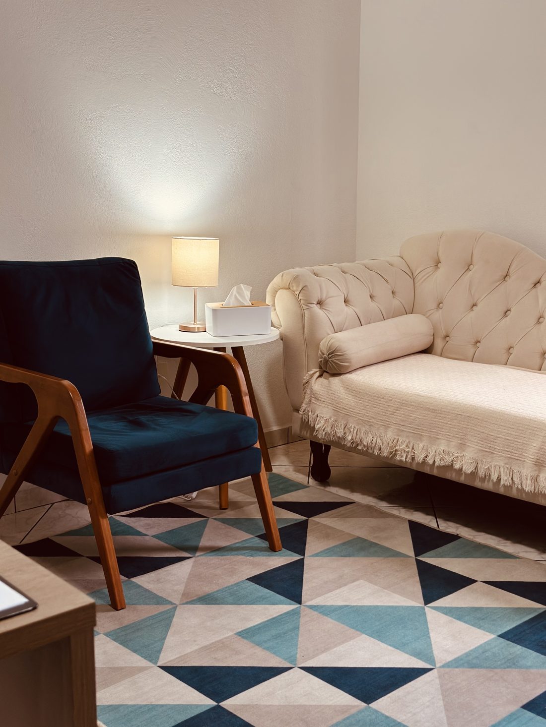 Sala de atendimento com poltrona e chaise